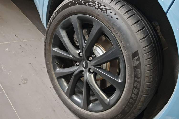 Used Li Auto ONE 2021 Extended-Range 6-Seater Version Right Rear Wheel Hub
