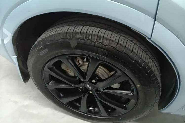 Used Li Auto ONE 2021 Extended-Range 6-Seater Version Right Rear Wheel Hub