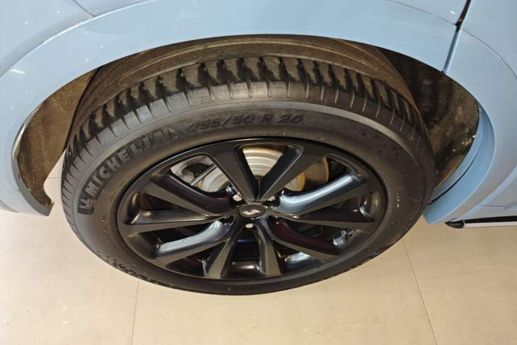 Used Li Auto ONE 2021 Extended-Range 6-Seater Version Right Rear Wheel Hub