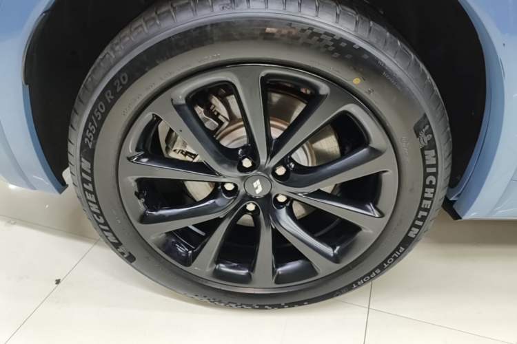 Used Li Auto ONE 2021 Extended-Range 6-Seater Version Right Rear Wheel Hub