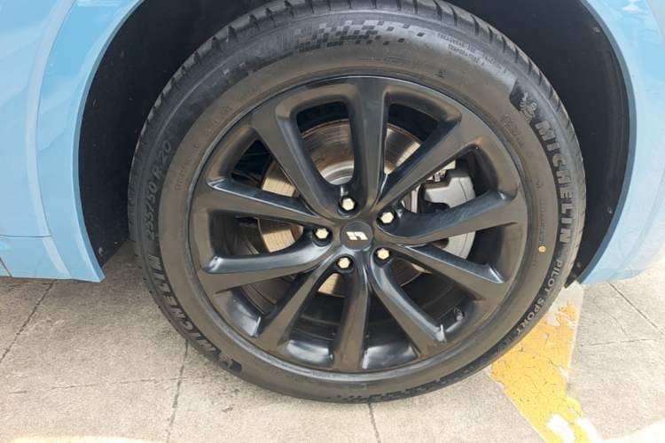 Used Li Auto ONE 2021 Extended-Range 6-Seater Version Right Rear Wheel Hub