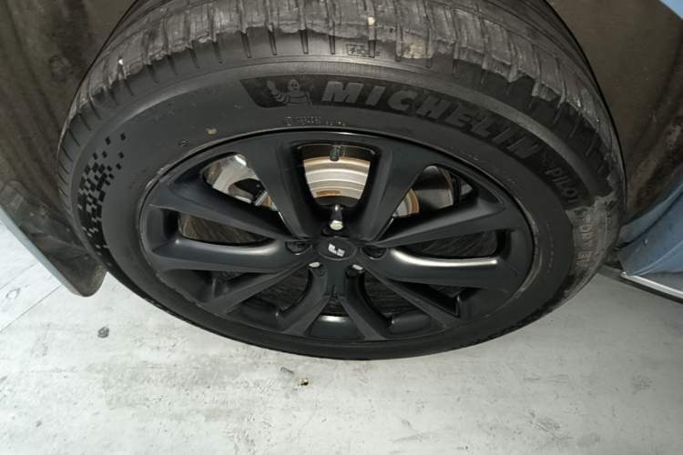 Used Li Auto ONE 2021 Extended-Range 6-Seater Version Right Rear Wheel Hub