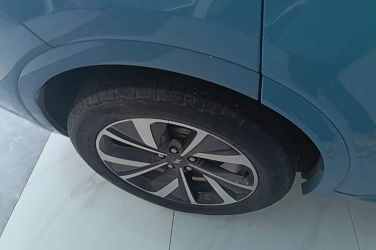 Used Li Auto ONE 2021 Extended-Range 6-Seater Version Right Rear Wheel Hub