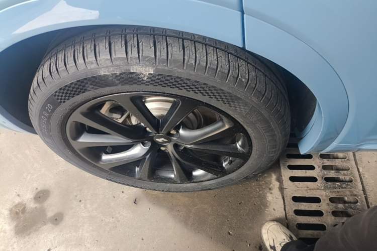 Used Li Auto ONE 2021 Extended-Range 6-Seater Version Right Rear Wheel Hub