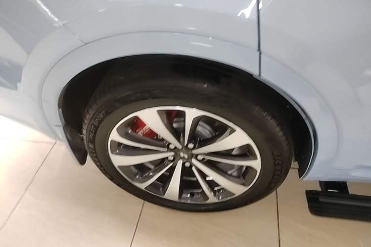 Used Li Auto ONE 2021 Extended-Range 6-Seater Version Right Rear Wheel Hub