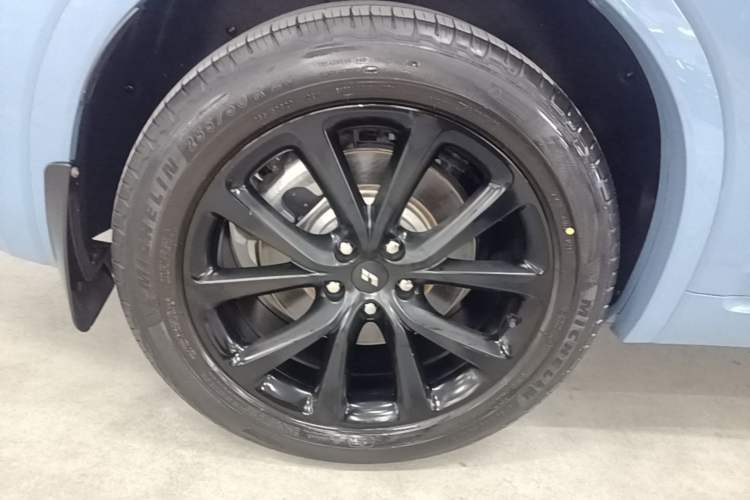 Used Li Auto ONE 2021 Extended-Range 6-Seater Version Right Rear Wheel Hub