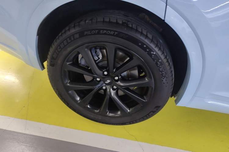 Used Li Auto ONE 2021 Extended-Range 6-Seater Version Right Rear Wheel Hub