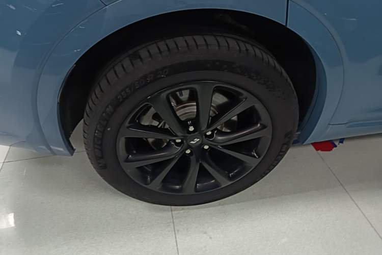 Used Li Auto ONE 2021 Extended-Range 6-Seater Version Right Rear Wheel Hub
