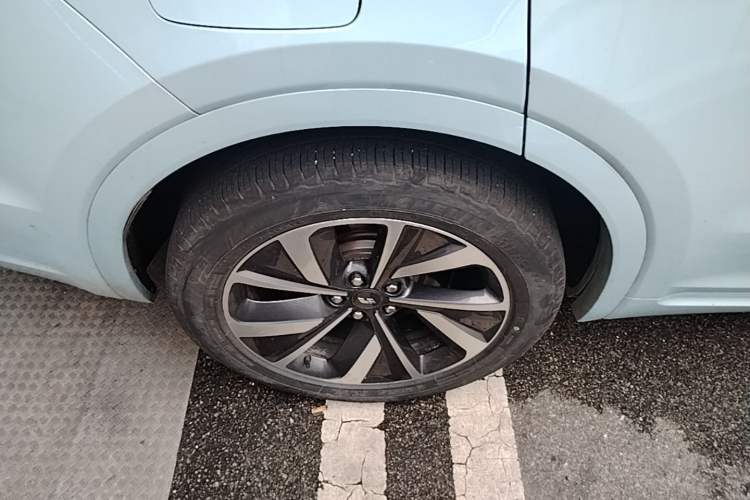 Used Li Auto ONE 2021 Extended-Range 6-Seater Version Right Rear Wheel Hub