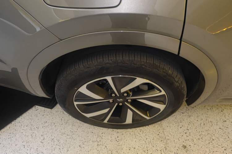 Used Li Auto ONE 2021 Extended-Range 6-Seater Version Right Rear Wheel Hub