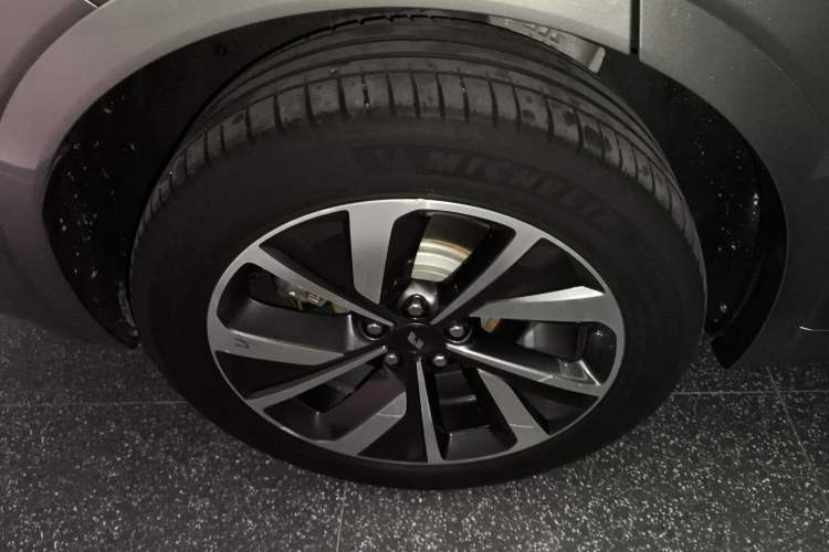Used Li Auto ONE 2021 Extended-Range 6-Seater Version Right Rear Wheel Hub