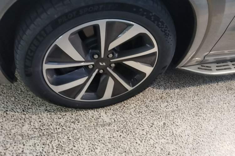 Used Li Auto ONE 2021 Extended-Range 6-Seater Version Exterior 4