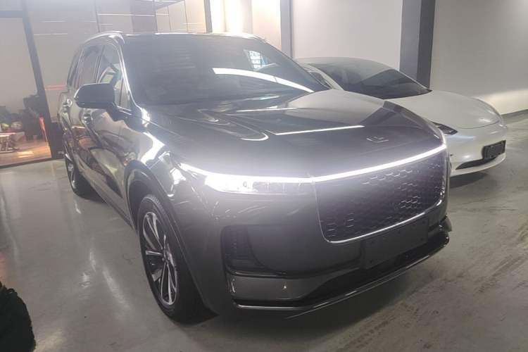 Used Li Auto ONE 2021 Extended-Range 6-Seater Version Front Right 45 Deg