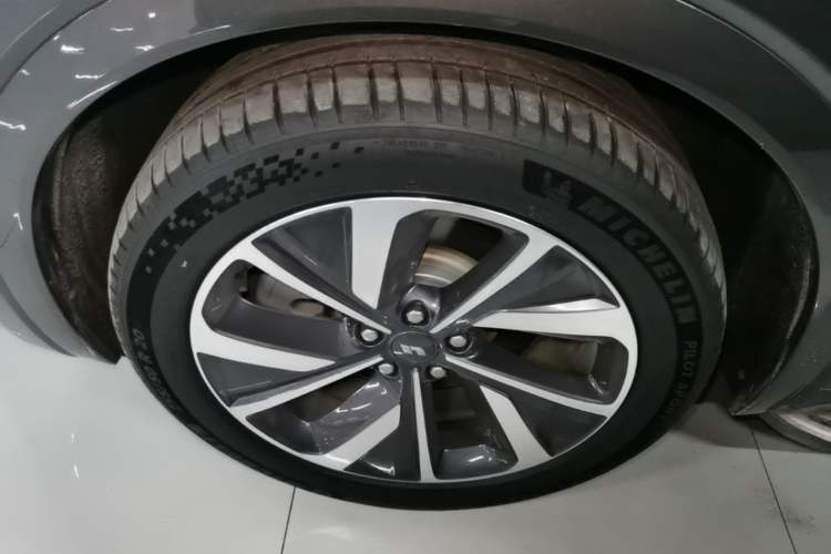 Used Li Auto ONE 2021 Extended-Range 6-Seater Version Left Front Wheel Hub