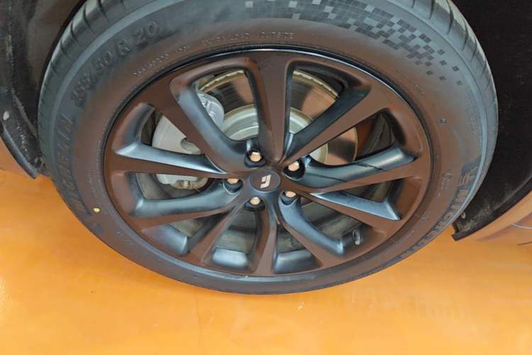 Used Li Auto ONE 2021 Extended-Range 6-Seater Version Left Front Wheel Hub