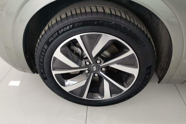 Used Li Auto ONE 2021 Extended-Range 6-Seater Version Left Front Wheel Hub
