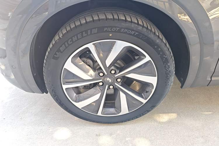 Used Li Auto ONE 2021 Extended-Range 6-Seater Version Left Front Wheel Hub