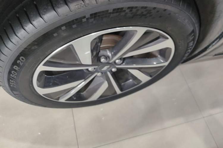 Used Li Auto ONE 2021 Extended-Range 6-Seater Version Left Front Wheel Hub