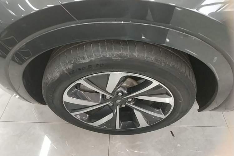 Used Li Auto ONE 2021 Extended-Range 6-Seater Version Left Front Wheel Hub