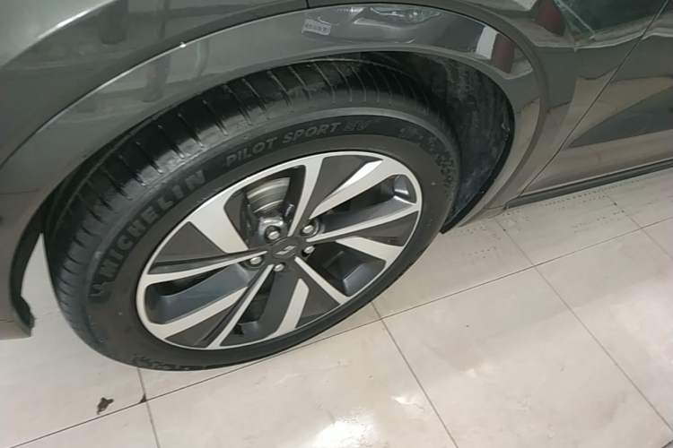 Used Li Auto ONE 2021 Extended-Range 6-Seater Version Left Front Wheel Hub