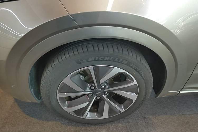 Used Li Auto ONE 2021 Extended-Range 6-Seater Version Left Front Wheel Hub