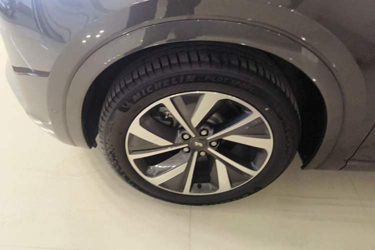 Used Li Auto ONE 2021 Extended-Range 6-Seater Version Left Front Wheel Hub