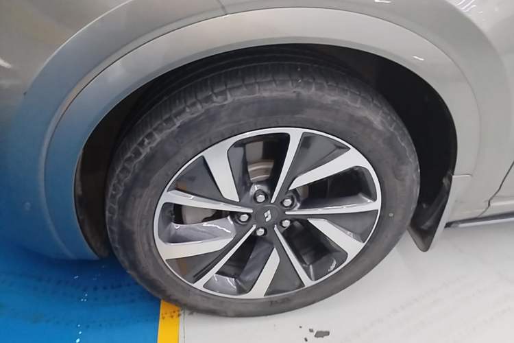 Used Li Auto ONE 2021 Extended-Range 6-Seater Version Left Front Wheel Hub