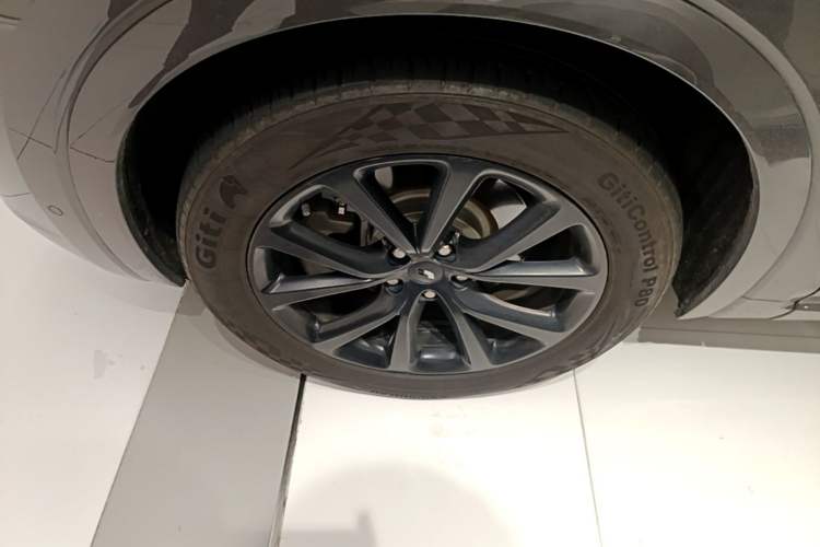 Used Li Auto ONE 2021 Extended-Range 6-Seater Version Left Front Wheel Hub