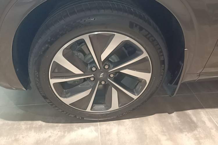 Used Li Auto ONE 2021 Extended-Range 6-Seater Version Left Front Wheel Hub