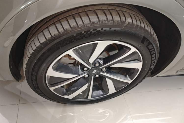 Used Li Auto ONE 2021 Extended-Range 6-Seater Version Left Front Wheel Hub