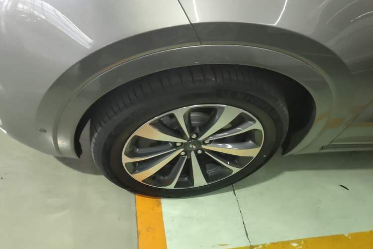 Used Li Auto ONE 2021 Extended-Range 6-Seater Version Left Front Wheel Hub