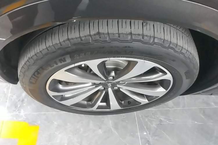 Used Li Auto ONE 2021 Extended-Range 6-Seater Version Left Front Wheel Hub