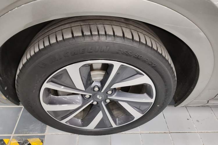 Used Li Auto ONE 2021 Extended-Range 6-Seater Version Left Front Wheel Hub