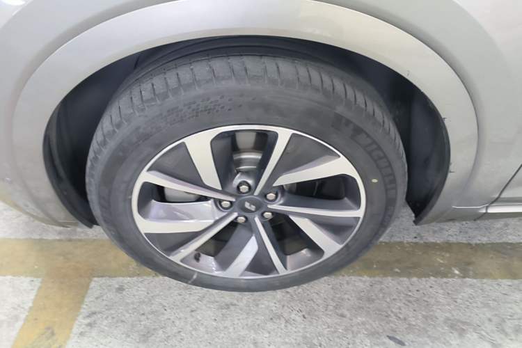Used Li Auto ONE 2021 Extended-Range 6-Seater Version Left Front Wheel Hub