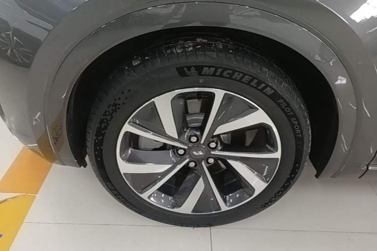 Used Li Auto ONE 2021 Extended-Range 6-Seater Version Left Front Wheel Hub