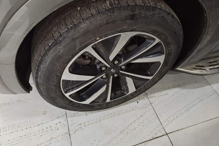 Used Li Auto ONE 2021 Extended-Range 6-Seater Version Left Front Wheel Hub