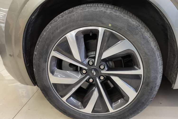 Used Li Auto ONE 2021 Extended-Range 6-Seater Version Left Front Wheel Hub