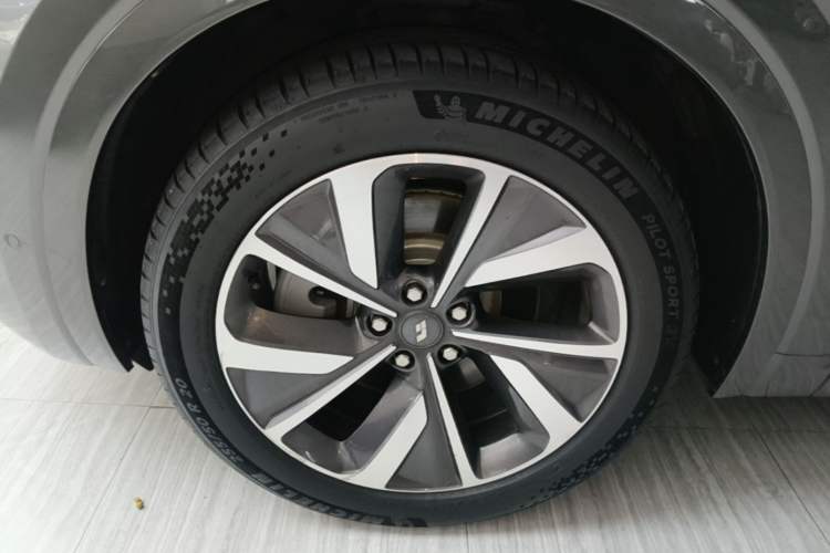 Used Li Auto ONE 2021 Extended-Range 6-Seater Version Left Front Wheel Hub