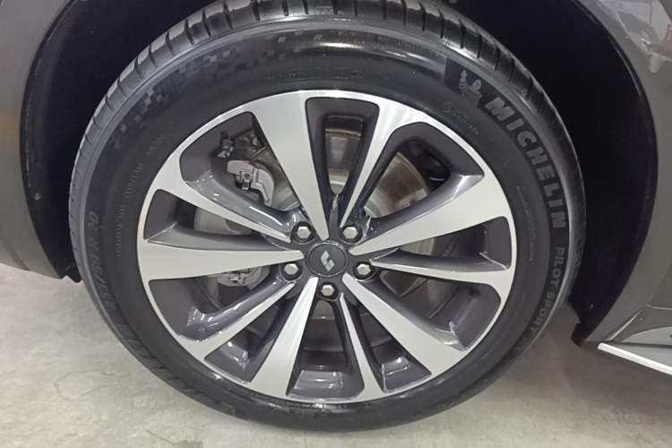 Used Li Auto ONE 2021 Extended-Range 6-Seater Version Left Front Wheel Hub