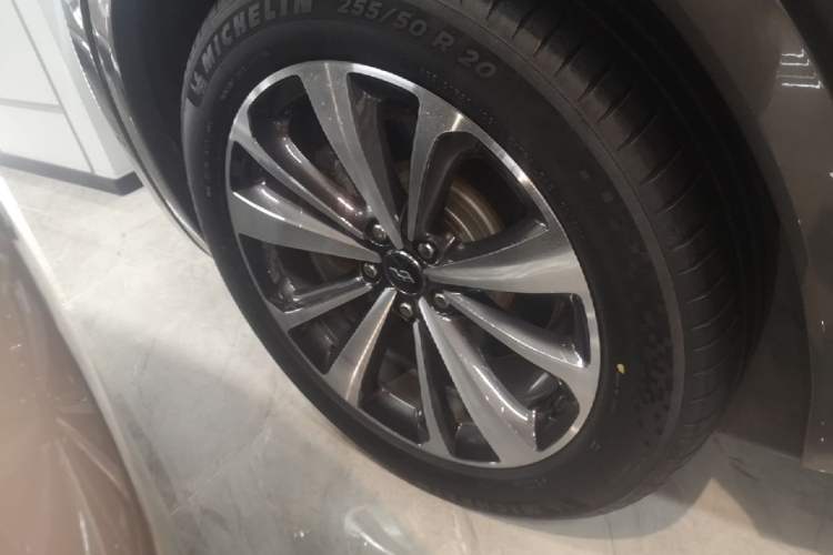 Used Li Auto ONE 2021 Extended-Range 6-Seater Version Left Front Wheel Hub