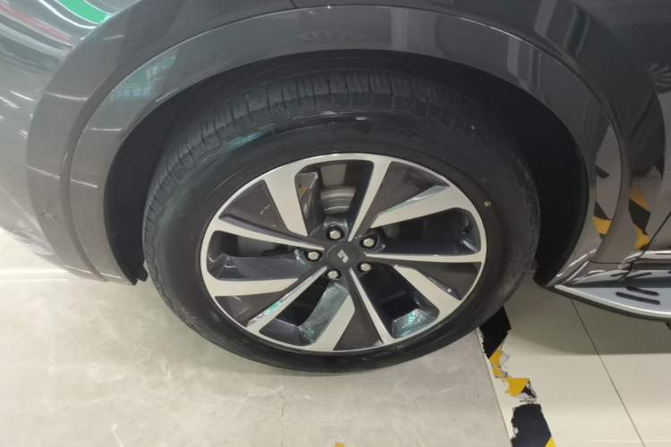 Used Li Auto ONE 2021 Extended-Range 6-Seater Version Left Front Wheel Hub