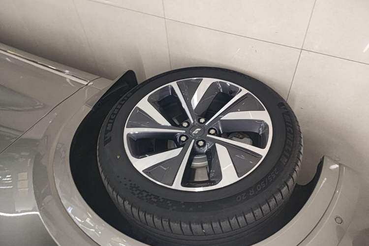 Used Li Auto ONE 2021 Extended-Range 6-Seater Version Left Front Wheel Hub