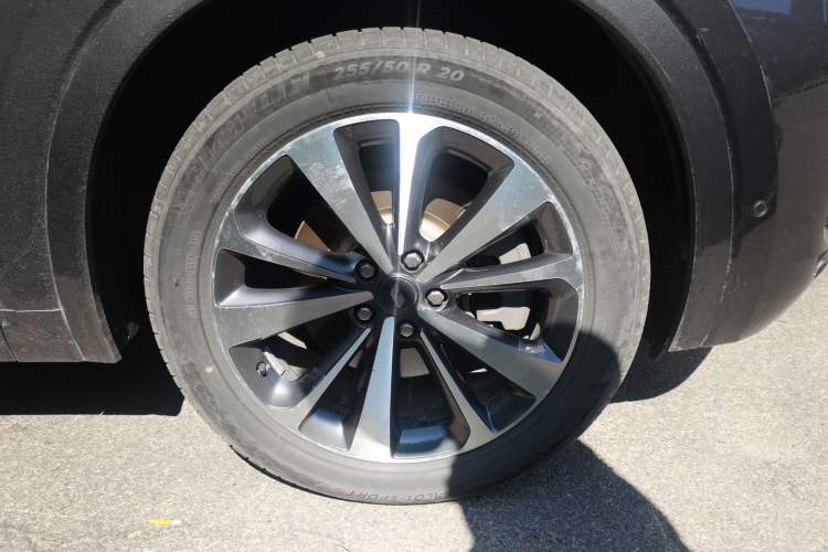 Used Li Auto ONE 2021 Extended-Range 6-Seater Version Right Front Wheel Hub