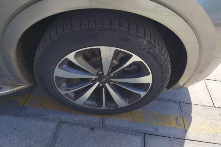 Used Li Auto ONE 2021 Extended-Range 6-Seater Version Right Front Wheel Hub