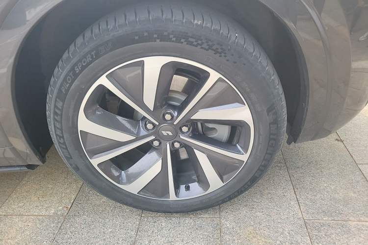Used Li Auto ONE 2021 Extended-Range 6-Seater Version Right Front Wheel Hub