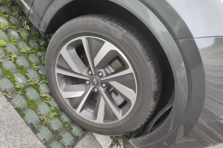 Used Li Auto ONE 2021 Extended-Range 6-Seater Version Right Front Wheel Hub