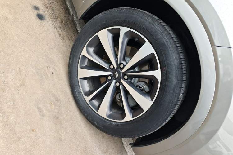 Used Li Auto ONE 2021 Extended-Range 6-Seater Version Right Front Wheel Hub