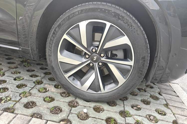 Used Li Auto ONE 2021 Extended-Range 6-Seater Version Right Front Wheel Hub