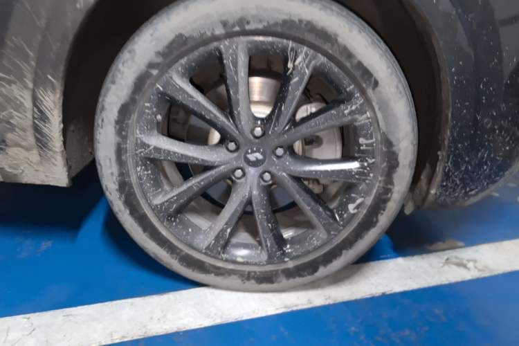 Used Li Auto ONE 2021 Extended-Range 6-Seater Version Right Front Wheel Hub