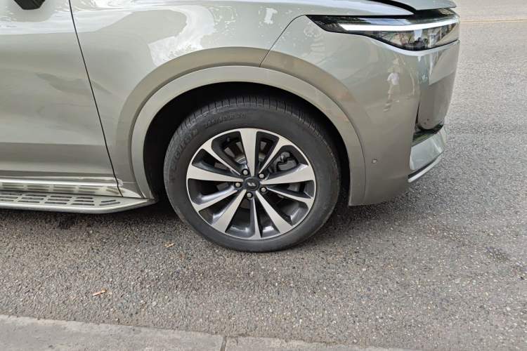 Used Li Auto ONE 2021 Extended-Range 6-Seater Version Right Front Wheel Hub